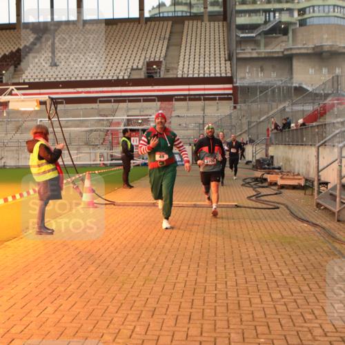 08.12.2024 - St. Pauli X-Mass-Run No. 14 Kathrin Stürmer Photography http://msf.ph/oto/7522744 08.12.2024 09:58:18 Ziel 49, 55, 802, 832, 880, 1075, 1080, 1396, 1397, 1864, 2428, 2872, 3109 meine-sportfotos.de