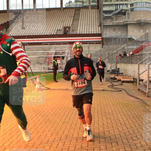 08.12.2024 - St. Pauli X-Mass-Run No. 14 Kathrin Stürmer Photography http://msf.ph/oto/7522777 08.12.2024 09:58:19 Ziel 49, 55, 802, 832, 880, 1075, 1080, 1105, 1119, 1396, 1397, 1864, 2428, 2872, 3109 meine-sportfotos.de