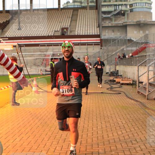 08.12.2024 - St. Pauli X-Mass-Run No. 14 Kathrin Stürmer Photography http://msf.ph/oto/7522782 08.12.2024 09:58:20 Ziel 49, 55, 802, 832, 880, 1075, 1080, 1105, 1119, 1396, 1397, 1864, 2428, 2872, 3109 meine-sportfotos.de