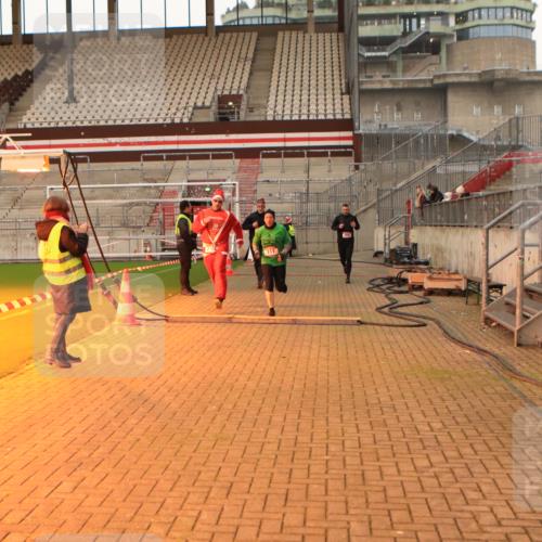 08.12.2024 - St. Pauli X-Mass-Run No. 14 Kathrin Stürmer Photography http://msf.ph/oto/7522946 08.12.2024 09:58:34 Ziel 111, 488, 832, 989, 1105, 1119, 1864, 2428, 2722, 2984 meine-sportfotos.de