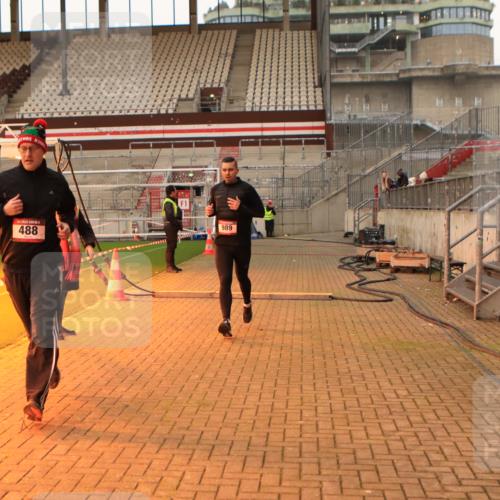 08.12.2024 - St. Pauli X-Mass-Run No. 14 Kathrin Stürmer Photography http://msf.ph/oto/7523041 08.12.2024 09:58:38 Ziel 111, 488, 989, 1105, 1119, 2722, 2984 meine-sportfotos.de