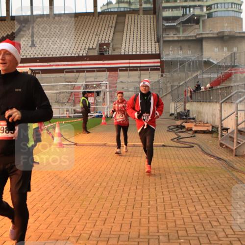 08.12.2024 - St. Pauli X-Mass-Run No. 14 Kathrin Stürmer Photography http://msf.ph/oto/7523080 08.12.2024 09:58:56 Ziel 738, 1202, 1534, 1802, 1874, 2983 meine-sportfotos.de