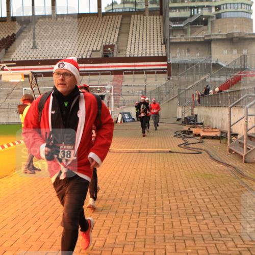08.12.2024 - St. Pauli X-Mass-Run No. 14 Kathrin Stürmer Photography http://msf.ph/oto/7523100 08.12.2024 09:58:58 Ziel 738, 1202, 1534, 1802, 1874, 2983 meine-sportfotos.de