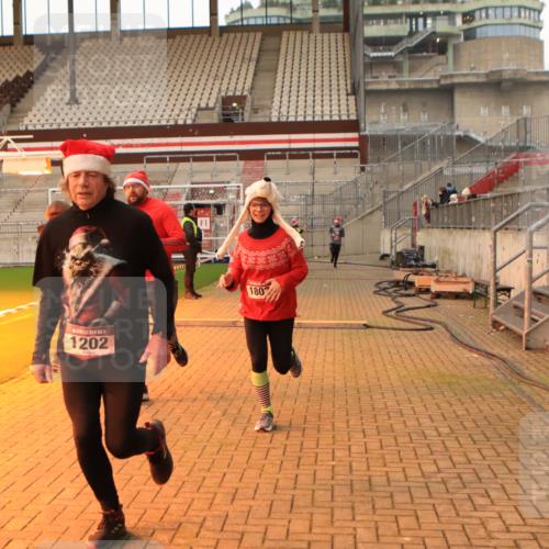 08.12.2024 - St. Pauli X-Mass-Run No. 14 Kathrin Stürmer Photography http://msf.ph/oto/7523127 08.12.2024 09:59:03 Ziel 738, 1202, 1534, 1802, 1874, 2983, 3293 meine-sportfotos.de