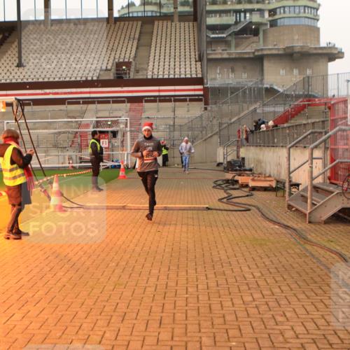 08.12.2024 - St. Pauli X-Mass-Run No. 14 Kathrin Stürmer Photography http://msf.ph/oto/7523164 08.12.2024 09:59:07 Ziel 431, 738, 1202, 1534, 1802, 1874, 2746, 2983, 3293 meine-sportfotos.de