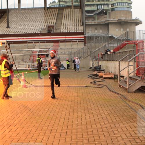 08.12.2024 - St. Pauli X-Mass-Run No. 14 Kathrin Stürmer Photography http://msf.ph/oto/7523170 08.12.2024 09:59:08 Ziel 431, 738, 1202, 1534, 1802, 1874, 2746, 2983, 3293 meine-sportfotos.de