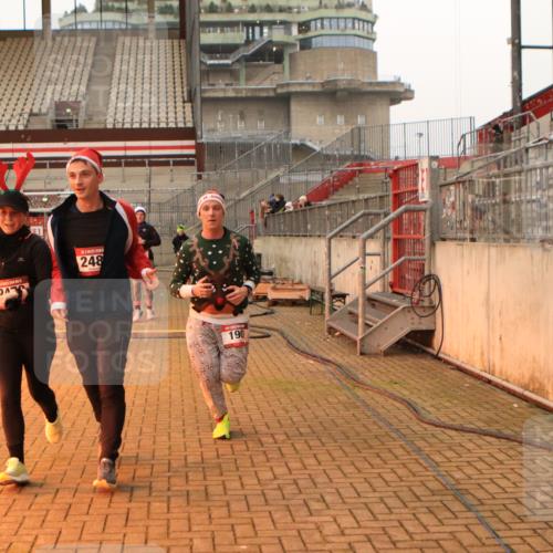 08.12.2024 - St. Pauli X-Mass-Run No. 14 Kathrin Stürmer Photography http://msf.ph/oto/7523394 08.12.2024 09:59:30 Ziel 100, 190, 2478, 2480, 2762, 2932, 3156, 3157 meine-sportfotos.de