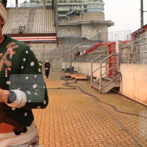 08.12.2024 - St. Pauli X-Mass-Run No. 14 Kathrin Stürmer Photography http://msf.ph/oto/7523428 08.12.2024 09:59:31 Ziel 100, 190, 2478, 2480, 2932, 3156, 3157 meine-sportfotos.de