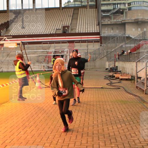 08.12.2024 - St. Pauli X-Mass-Run No. 14 Kathrin Stürmer Photography http://msf.ph/oto/7523587 08.12.2024 09:59:47 Ziel 123, 2739, 2958, 3294 meine-sportfotos.de