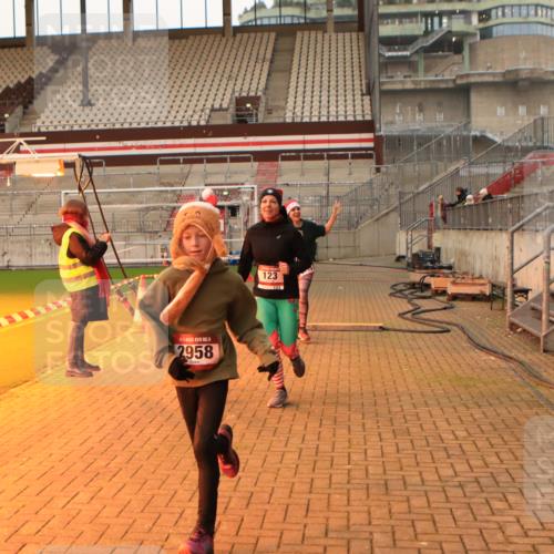 08.12.2024 - St. Pauli X-Mass-Run No. 14 Kathrin Stürmer Photography http://msf.ph/oto/7523593 08.12.2024 09:59:47 Ziel 123, 2739, 2958, 3294 meine-sportfotos.de