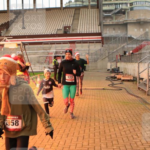 08.12.2024 - St. Pauli X-Mass-Run No. 14 Kathrin Stürmer Photography http://msf.ph/oto/7523599 08.12.2024 09:59:47 Ziel 123, 2739, 2958, 3294 meine-sportfotos.de