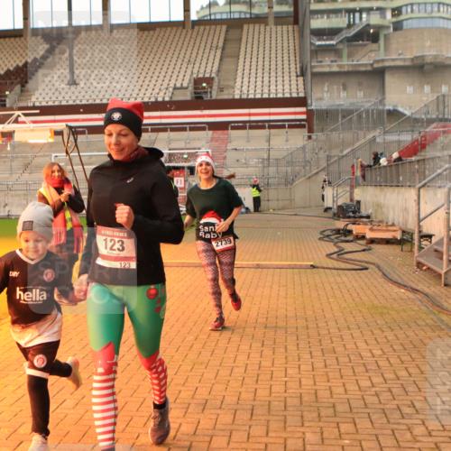 08.12.2024 - St. Pauli X-Mass-Run No. 14 Kathrin Stürmer Photography http://msf.ph/oto/7523616 08.12.2024 09:59:48 Ziel 123, 2739, 2958, 3294 meine-sportfotos.de