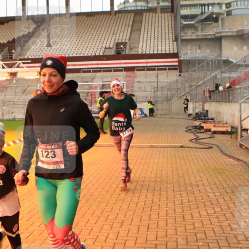 08.12.2024 - St. Pauli X-Mass-Run No. 14 Kathrin Stürmer Photography http://msf.ph/oto/7523623 08.12.2024 09:59:48 Ziel 123, 2739, 2958, 3294 meine-sportfotos.de