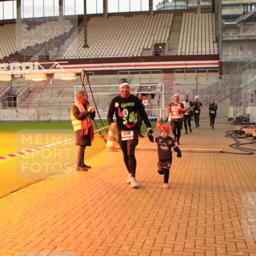 08.12.2024 - St. Pauli X-Mass-Run No. 14 Kathrin Stürmer Photography http://msf.ph/oto/7523675 08.12.2024 10:00:02 Ziel 174, 259, 608, 3013, 3015 meine-sportfotos.de