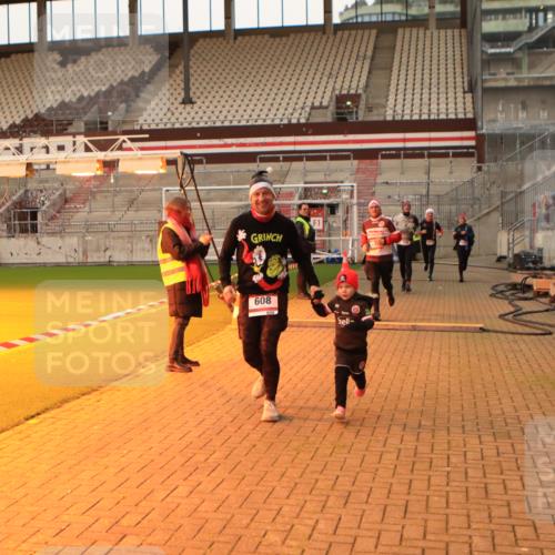 08.12.2024 - St. Pauli X-Mass-Run No. 14 Kathrin Stürmer Photography http://msf.ph/oto/7523680 08.12.2024 10:00:02 Ziel 174, 259, 608, 3013, 3015 meine-sportfotos.de
