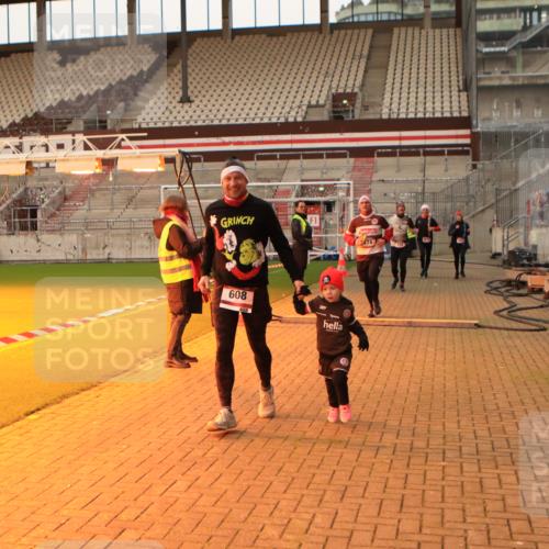 08.12.2024 - St. Pauli X-Mass-Run No. 14 Kathrin Stürmer Photography http://msf.ph/oto/7523685 08.12.2024 10:00:02 Ziel 174, 259, 608, 3013, 3015 meine-sportfotos.de