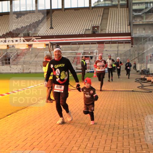 08.12.2024 - St. Pauli X-Mass-Run No. 14 Kathrin Stürmer Photography http://msf.ph/oto/7523691 08.12.2024 10:00:02 Ziel 174, 259, 608, 3013, 3015 meine-sportfotos.de