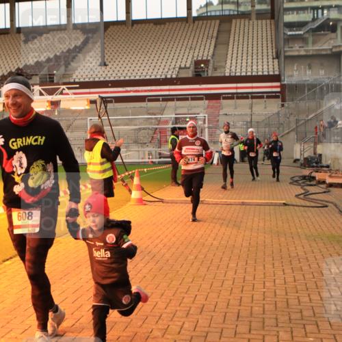 08.12.2024 - St. Pauli X-Mass-Run No. 14 Kathrin Stürmer Photography http://msf.ph/oto/7523704 08.12.2024 10:00:03 Ziel 174, 259, 608, 3013, 3015, 3172 meine-sportfotos.de