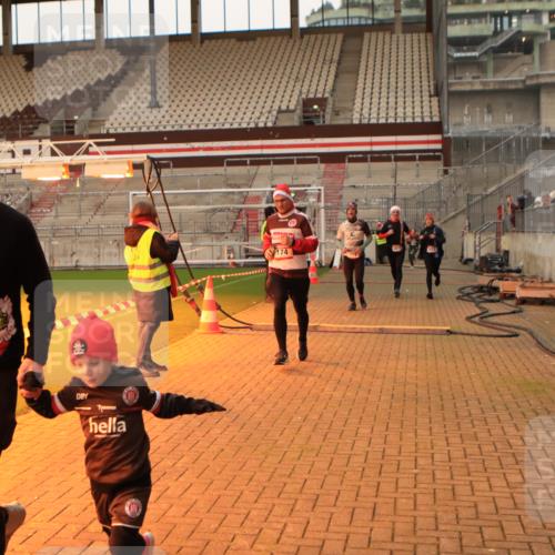 08.12.2024 - St. Pauli X-Mass-Run No. 14 Kathrin Stürmer Photography http://msf.ph/oto/7523711 08.12.2024 10:00:03 Ziel 174, 259, 608, 3013, 3015, 3172 meine-sportfotos.de