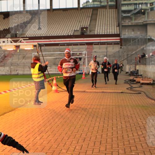 08.12.2024 - St. Pauli X-Mass-Run No. 14 Kathrin Stürmer Photography http://msf.ph/oto/7523723 08.12.2024 10:00:04 Ziel 174, 259, 608, 3013, 3015, 3170, 3172 meine-sportfotos.de