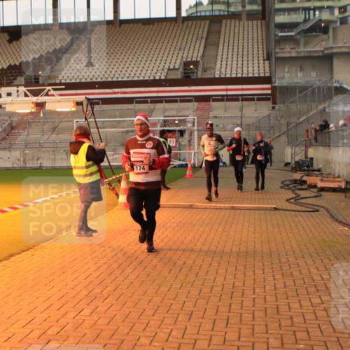 08.12.2024 - St. Pauli X-Mass-Run No. 14 Kathrin Stürmer Photography http://msf.ph/oto/7523730 08.12.2024 10:00:04 Ziel 174, 259, 608, 3013, 3015, 3170, 3172 meine-sportfotos.de