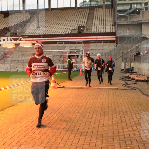 08.12.2024 - St. Pauli X-Mass-Run No. 14 Kathrin Stürmer Photography http://msf.ph/oto/7523740 08.12.2024 10:00:05 Ziel 174, 259, 608, 3013, 3015, 3170, 3172 meine-sportfotos.de