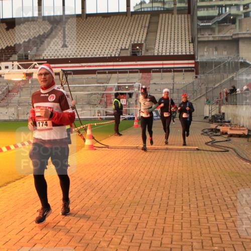08.12.2024 - St. Pauli X-Mass-Run No. 14 Kathrin Stürmer Photography http://msf.ph/oto/7523745 08.12.2024 10:00:05 Ziel 174, 259, 608, 3013, 3015, 3170, 3172 meine-sportfotos.de