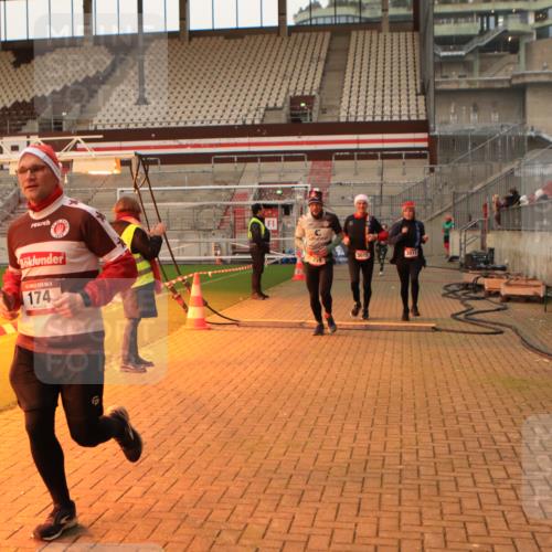08.12.2024 - St. Pauli X-Mass-Run No. 14 Kathrin Stürmer Photography http://msf.ph/oto/7523750 08.12.2024 10:00:05 Ziel 174, 259, 608, 3013, 3015, 3170, 3172 meine-sportfotos.de