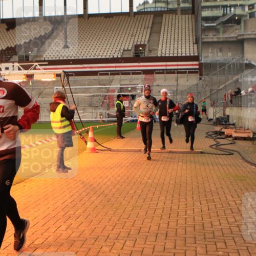 08.12.2024 - St. Pauli X-Mass-Run No. 14 Kathrin Stürmer Photography http://msf.ph/oto/7523756 08.12.2024 10:00:05 Ziel 174, 259, 608, 3013, 3015, 3170, 3172 meine-sportfotos.de