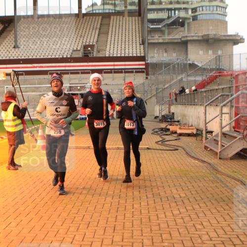 08.12.2024 - St. Pauli X-Mass-Run No. 14 Kathrin Stürmer Photography http://msf.ph/oto/7523799 08.12.2024 10:00:07 Ziel 174, 259, 484, 608, 3013, 3015, 3170, 3172 meine-sportfotos.de