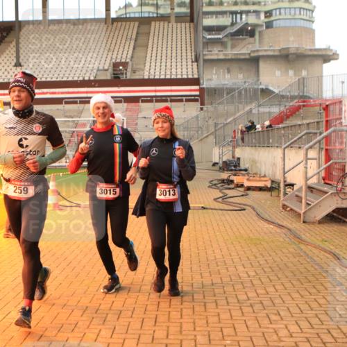 08.12.2024 - St. Pauli X-Mass-Run No. 14 Kathrin Stürmer Photography http://msf.ph/oto/7523813 08.12.2024 10:00:07 Ziel 174, 259, 484, 608, 3013, 3015, 3170, 3172 meine-sportfotos.de