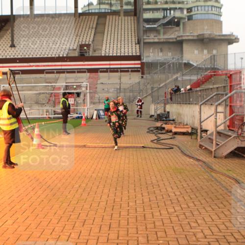 08.12.2024 - St. Pauli X-Mass-Run No. 14 Kathrin Stürmer Photography http://msf.ph/oto/7523842 08.12.2024 10:00:09 Ziel 174, 259, 484, 608, 1725, 3013, 3015, 3170, 3172 meine-sportfotos.de