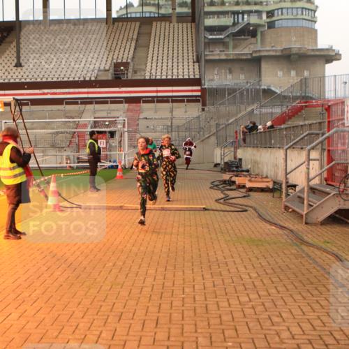 08.12.2024 - St. Pauli X-Mass-Run No. 14 Kathrin Stürmer Photography http://msf.ph/oto/7523852 08.12.2024 10:00:09 Ziel 174, 259, 484, 608, 1725, 3013, 3015, 3170, 3172 meine-sportfotos.de