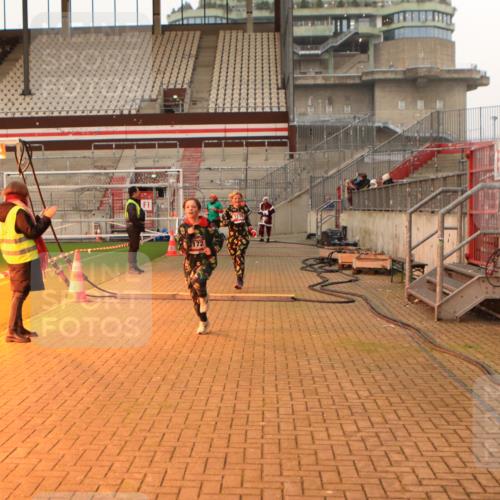 08.12.2024 - St. Pauli X-Mass-Run No. 14 Kathrin Stürmer Photography http://msf.ph/oto/7523857 08.12.2024 10:00:10 Ziel 174, 259, 484, 608, 1393, 1725, 3013, 3015, 3170, 3172 meine-sportfotos.de