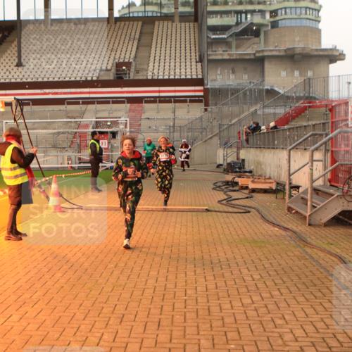 08.12.2024 - St. Pauli X-Mass-Run No. 14 Kathrin Stürmer Photography http://msf.ph/oto/7523862 08.12.2024 10:00:10 Ziel 174, 259, 484, 608, 1393, 1725, 3013, 3015, 3170, 3172 meine-sportfotos.de
