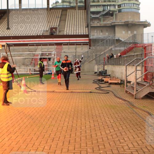 08.12.2024 - St. Pauli X-Mass-Run No. 14 Kathrin Stürmer Photography http://msf.ph/oto/7523900 08.12.2024 10:00:13 Ziel 174, 259, 484, 1393, 1725, 2760, 3013, 3015, 3170, 3172 meine-sportfotos.de