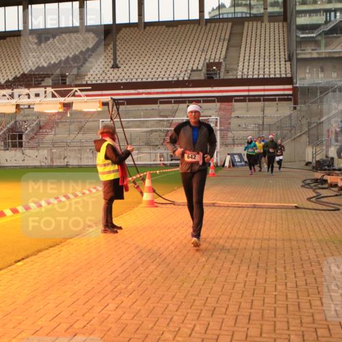 08.12.2024 - St. Pauli X-Mass-Run No. 14 Kathrin Stürmer Photography http://msf.ph/oto/7523976 08.12.2024 10:00:40 Ziel 642, 1773, 2808, 2809, 3033 meine-sportfotos.de