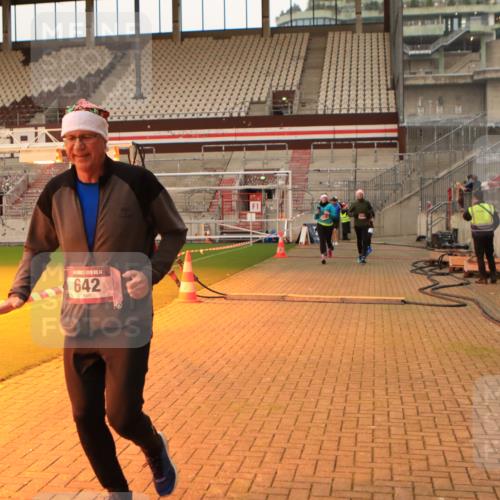 08.12.2024 - St. Pauli X-Mass-Run No. 14 Kathrin Stürmer Photography http://msf.ph/oto/7524004 08.12.2024 10:00:41 Ziel 642, 1773, 2808, 2809, 3033 meine-sportfotos.de