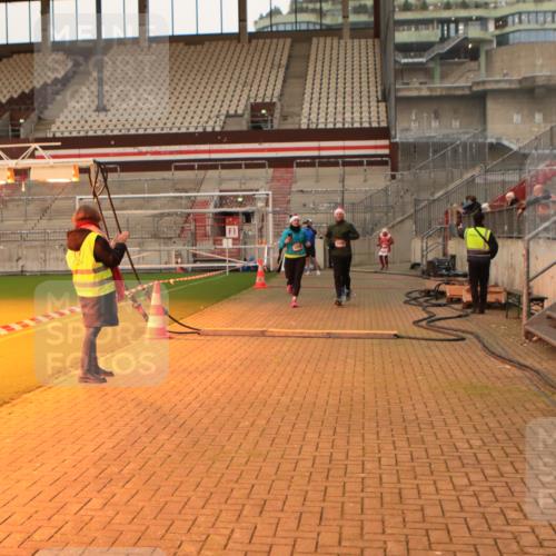 08.12.2024 - St. Pauli X-Mass-Run No. 14 Kathrin Stürmer Photography http://msf.ph/oto/7524037 08.12.2024 10:00:42 Ziel 642, 1773, 2808, 2809, 3033 meine-sportfotos.de
