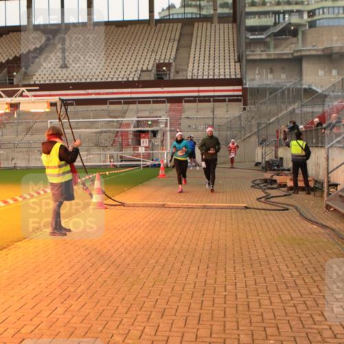 08.12.2024 - St. Pauli X-Mass-Run No. 14 Kathrin Stürmer Photography http://msf.ph/oto/7524049 08.12.2024 10:00:43 Ziel 410, 642, 1773, 2447, 2808, 2809, 3033 meine-sportfotos.de