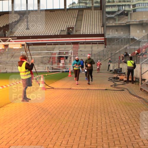 08.12.2024 - St. Pauli X-Mass-Run No. 14 Kathrin Stürmer Photography http://msf.ph/oto/7524061 08.12.2024 10:00:43 Ziel 410, 642, 1773, 2447, 2808, 2809, 3033 meine-sportfotos.de