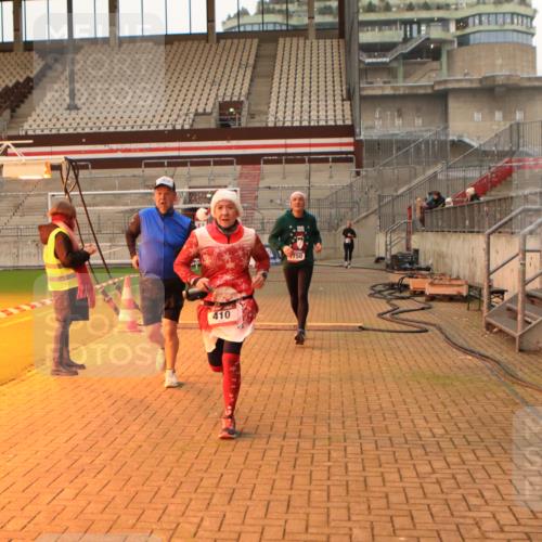 08.12.2024 - St. Pauli X-Mass-Run No. 14 Kathrin Stürmer Photography http://msf.ph/oto/7524146 08.12.2024 10:00:51 Ziel 410, 642, 1750, 1773, 2447, 2696, 2808, 2809, 3033 meine-sportfotos.de