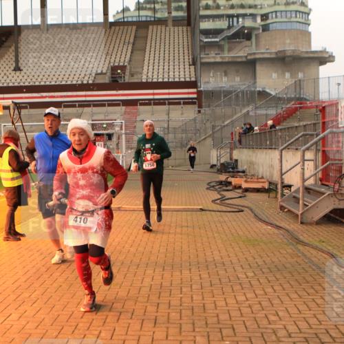 08.12.2024 - St. Pauli X-Mass-Run No. 14 Kathrin Stürmer Photography http://msf.ph/oto/7524157 08.12.2024 10:00:52 Ziel 410, 1750, 1773, 2447, 2696, 2808, 2809, 3033 meine-sportfotos.de