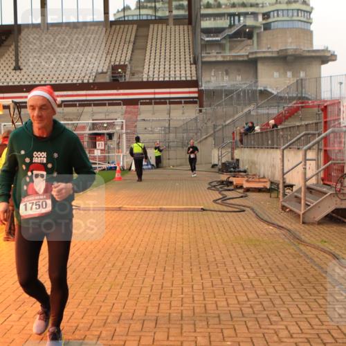 08.12.2024 - St. Pauli X-Mass-Run No. 14 Kathrin Stürmer Photography http://msf.ph/oto/7524183 08.12.2024 10:00:54 Ziel 410, 1750, 1773, 2447, 2696, 2808, 2809, 3033 meine-sportfotos.de