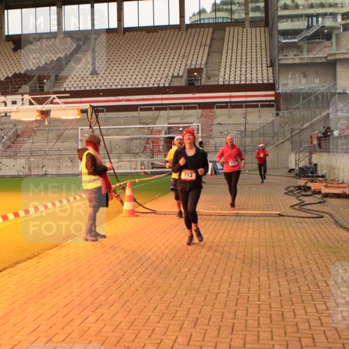 08.12.2024 - St. Pauli X-Mass-Run No. 14 Kathrin Stürmer Photography http://msf.ph/oto/7524274 08.12.2024 10:01:07 Ziel 418, 512, 713, 946, 2696 meine-sportfotos.de