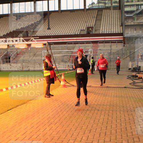08.12.2024 - St. Pauli X-Mass-Run No. 14 Kathrin Stürmer Photography http://msf.ph/oto/7524282 08.12.2024 10:01:08 Ziel 418, 512, 713, 946, 2696 meine-sportfotos.de