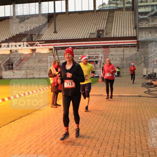 08.12.2024 - St. Pauli X-Mass-Run No. 14 Kathrin Stürmer Photography http://msf.ph/oto/7524301 08.12.2024 10:01:08 Ziel 418, 512, 713, 946, 2696 meine-sportfotos.de