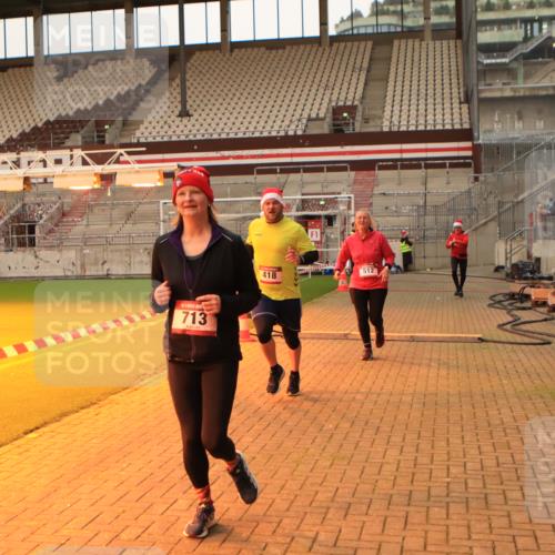 08.12.2024 - St. Pauli X-Mass-Run No. 14 Kathrin Stürmer Photography http://msf.ph/oto/7524306 08.12.2024 10:01:09 Ziel 418, 512, 713, 946, 2696 meine-sportfotos.de
