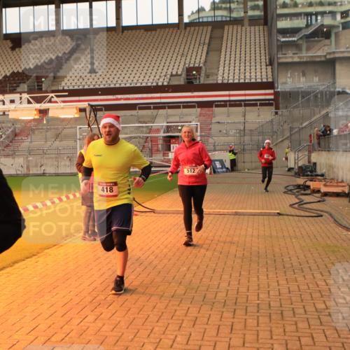 08.12.2024 - St. Pauli X-Mass-Run No. 14 Kathrin Stürmer Photography http://msf.ph/oto/7524323 08.12.2024 10:01:09 Ziel 418, 512, 713, 946, 2696 meine-sportfotos.de