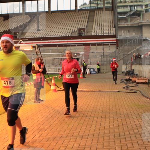 08.12.2024 - St. Pauli X-Mass-Run No. 14 Kathrin Stürmer Photography http://msf.ph/oto/7524339 08.12.2024 10:01:10 Ziel 418, 512, 713, 946, 2696 meine-sportfotos.de